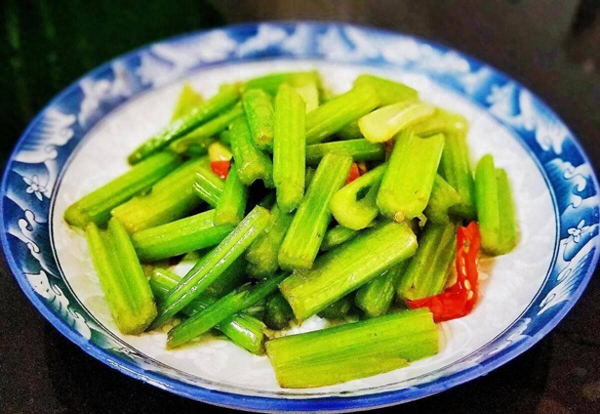 炒芹菜时，不要直接下锅炒，这样做脆嫩爽口，好吃不塞牙！