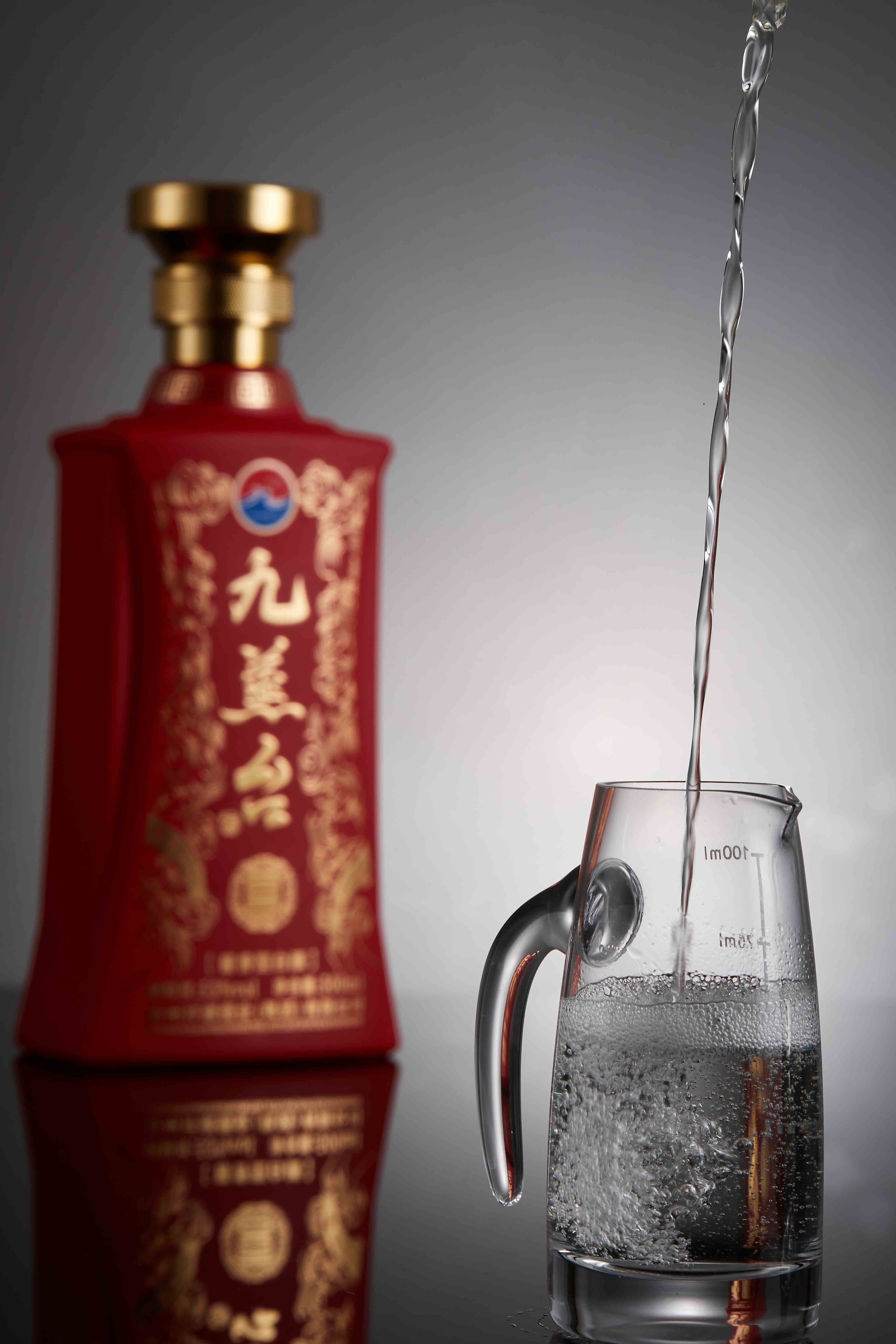 品酒七分靠闻香：白酒闻香的艺术与方法
