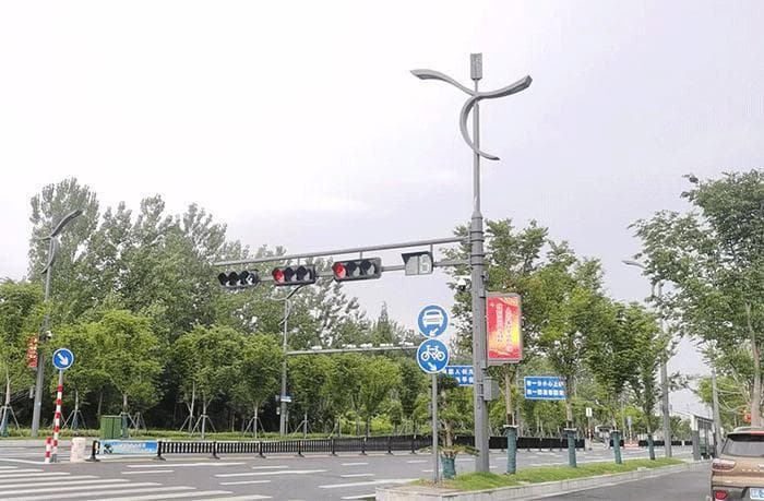 高邮中心大道道路改造：智慧路灯与LED灯杆屏的创新应用