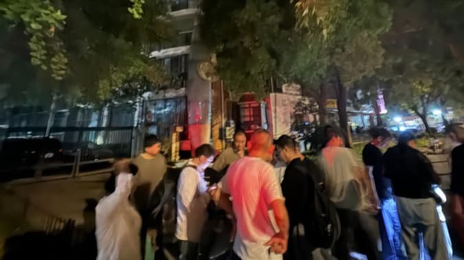 魔都“潘家园”重现？记者实地探访古玩夜市：凌晨交易扰民，疏堵能否结合