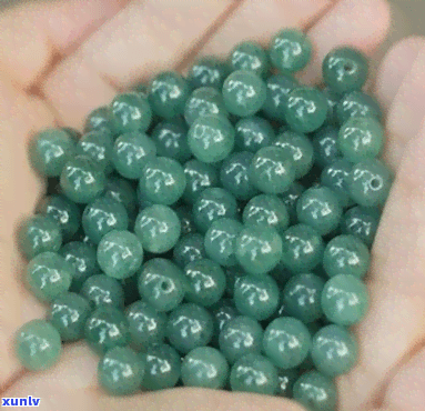 市场上翡翠散珠都是什么做的：详解翡翠散珠制作过程与原料来源