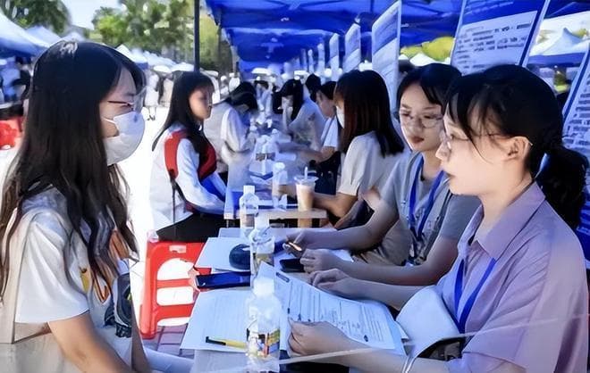 一张“上海各阶层收入表”流出，掀开精致穷的遮羞布，令人破防