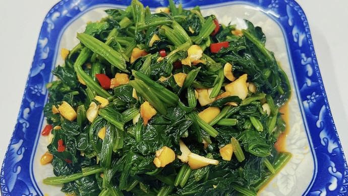 菠菜这样做，给肉都不换～巨简单的凉拌菠菜，鲜美爽口