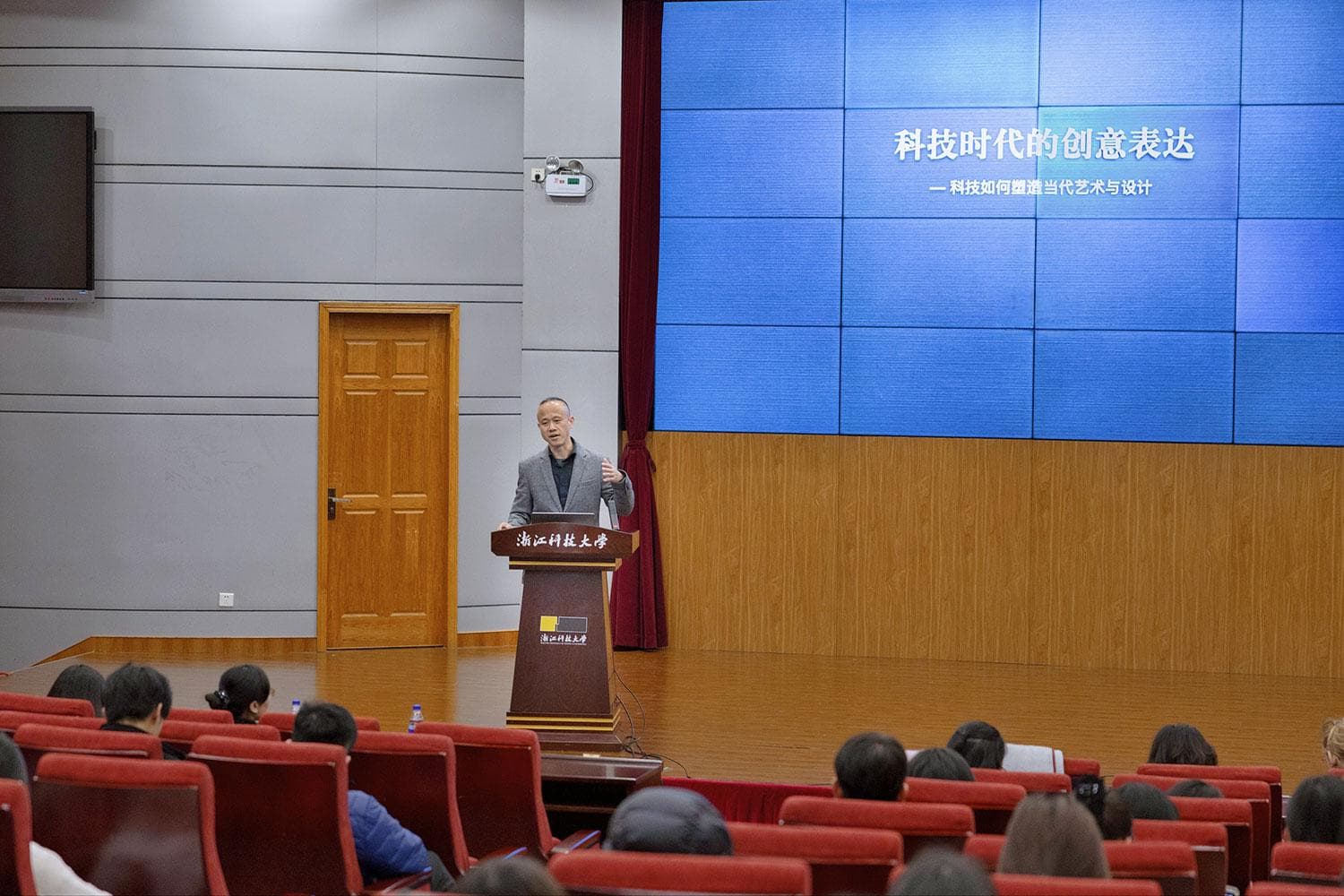 科技时代的创意表达：科技如何塑造当代艺术与设计