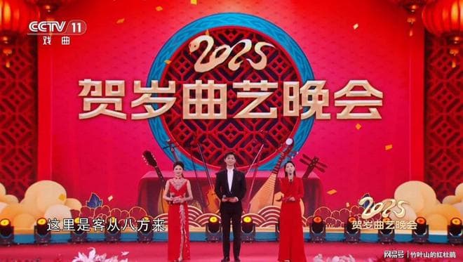 央视曲艺春晚观众评价高，主持人张靓婧孔皓成新门面，唯一不足…