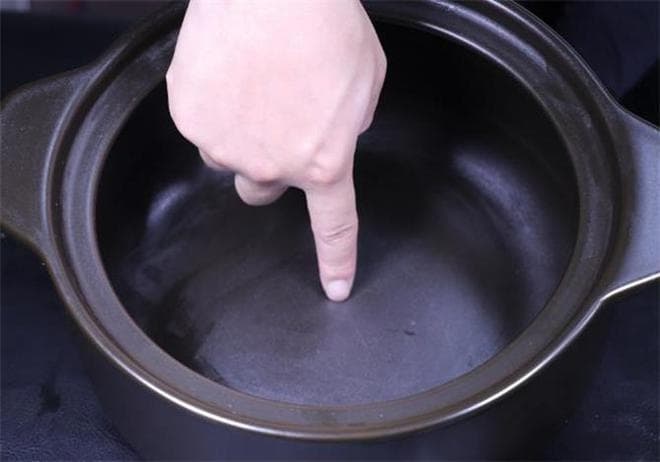 新砂锅别直接用，教你正确开锅方法，砂锅不开裂不串味，建议收藏