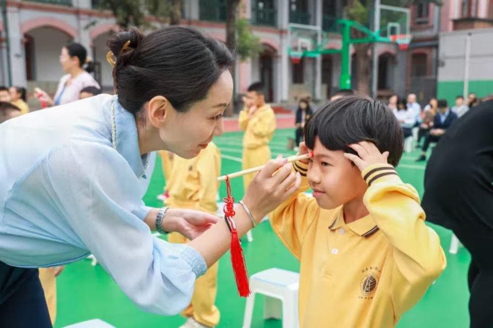 心中有目标、成长有向往、努力有方向：国旗下演讲，梦想从职业出发