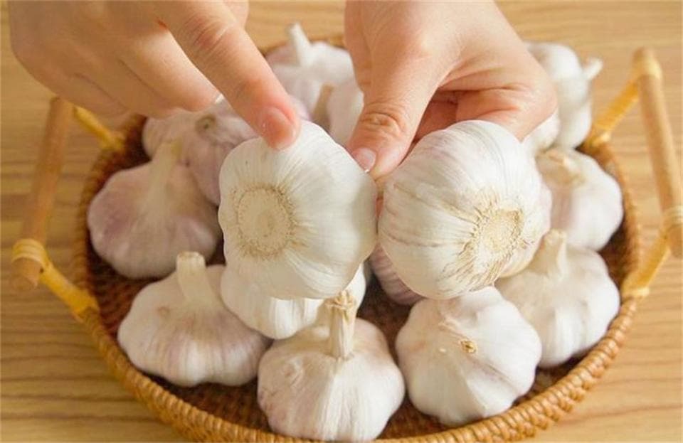 教你4种剥蒜方法，40秒剥一头蒜，手不痛不黏，家庭饭店都实用