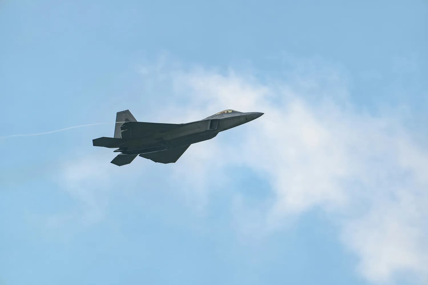 F-22战斗机成功揭秘：41%钛合金应用实现性能突破