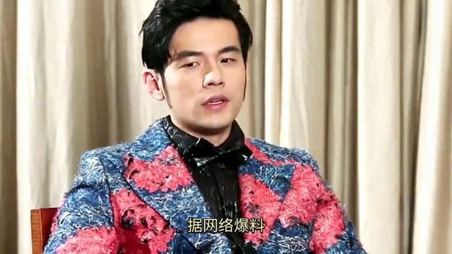 网传周杰伦在澳门输了20多亿！网友说他容易上头，朋友也劝不住