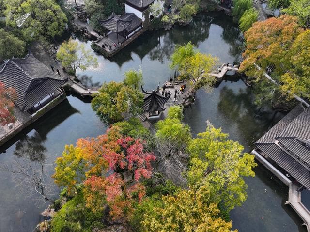 一池三山现仙境，障景框景巧布局：解析拙政园造园艺术