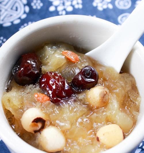 营养美味的银耳莲子菠萝羹（以银耳、莲子和菠萝为主要材料）