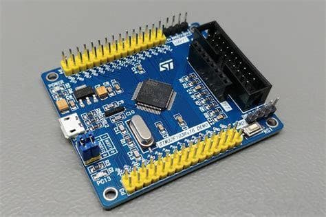 STM32微控制器中，如何处理多个同时触发的中断请求？