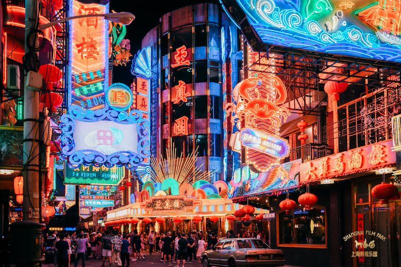《繁花》"黄河路"开街，沉浸式体验90年代霓虹夜景
