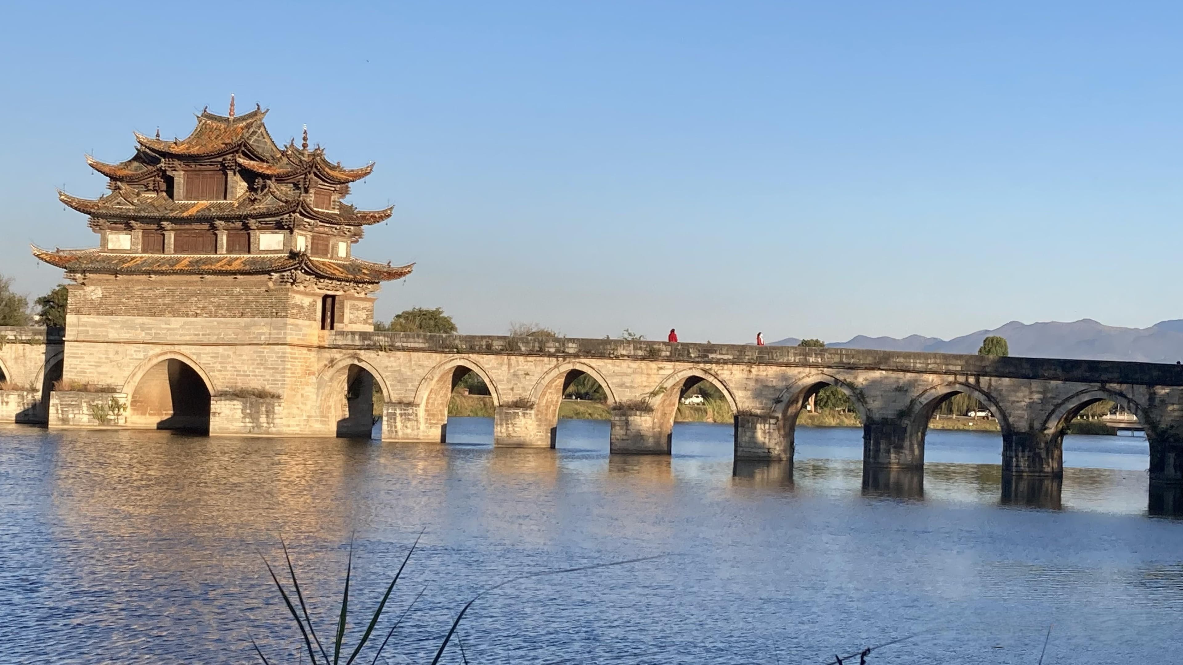 云南建水古城：双龙桥、小火车，免费景点多且晚上热闹