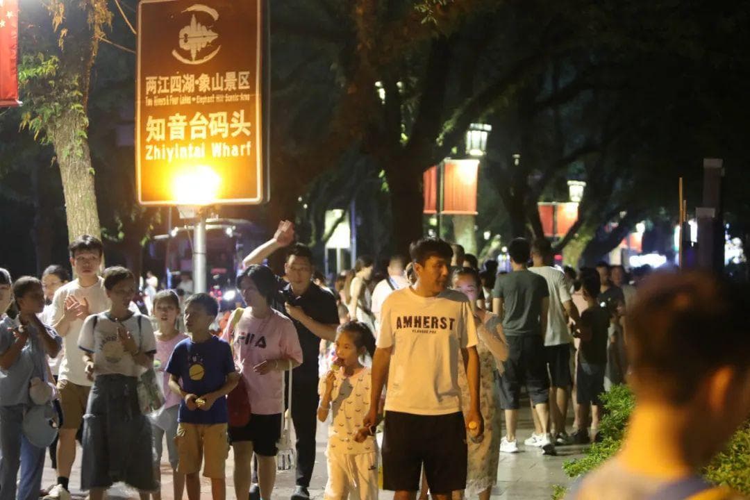 “玩法”上新！夜晚的桂林街头到处都是烟火气