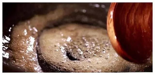 怎样熬糖色的做法？考验厨师的厨艺，教你正确做法，红亮不发苦
