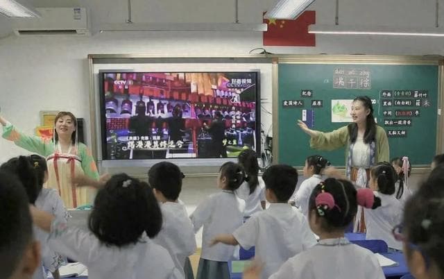 不同学科的老师身着汉服走进了同一教室，这场课堂变革历经4年……