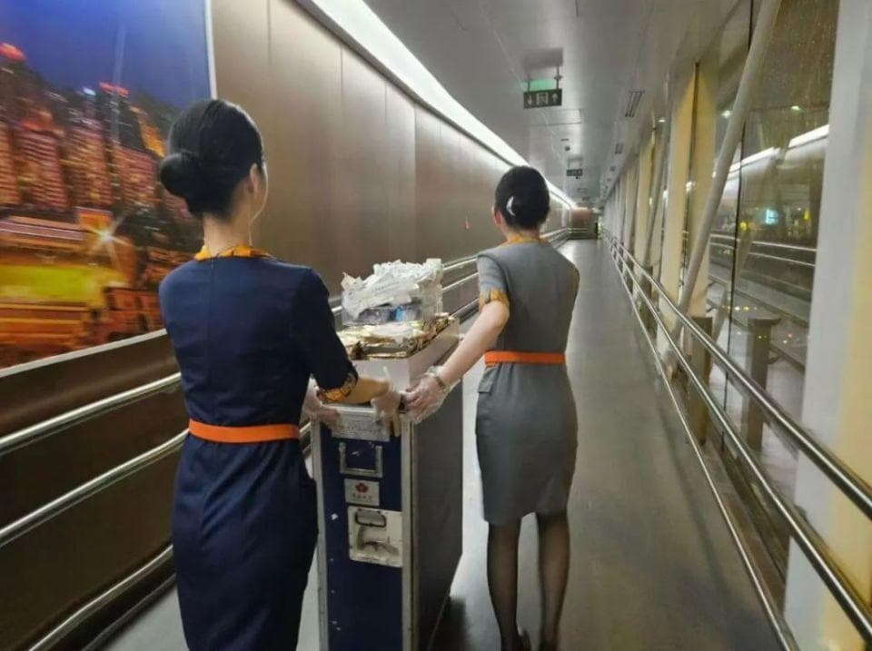暴雨导致航班延误，他们把餐车推进候机楼……
