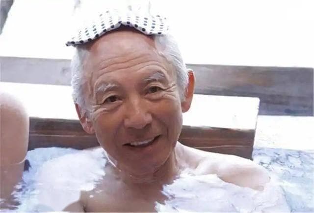 饭后不能立即洗澡？医生：60岁以后，牢记别在几个时间段立即洗澡
