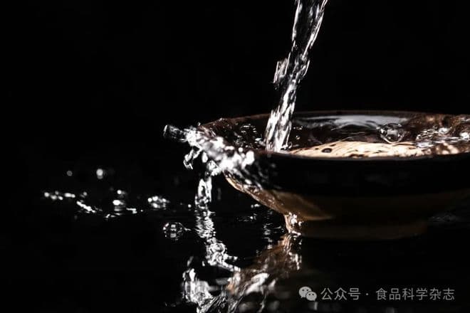 酿酒酵母如何影响浓香型白酒发酵过程中的微生物群落演替？