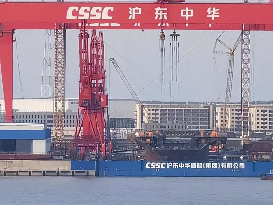 076下水，近5万吨排水量直逼航母，但有2个缺点不容忽视
