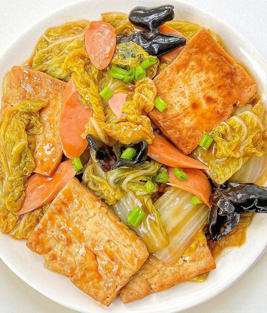 白菜豆腐煲：少盐少油的素菜一锅鲜，不想吃肉了就做上一盘，营养好吃又下饭