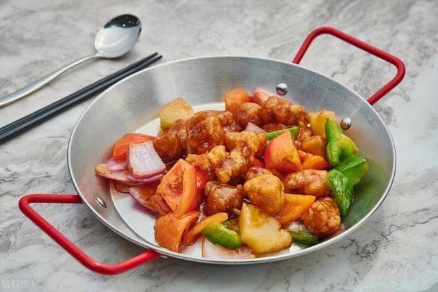 广东菠萝咕咾肉家庭做法，外酥里嫩酸甜可口，下饭又下酒