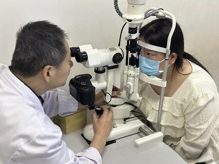 OK镜可延缓近视但需规范使用，医生提醒定期复查保安全
