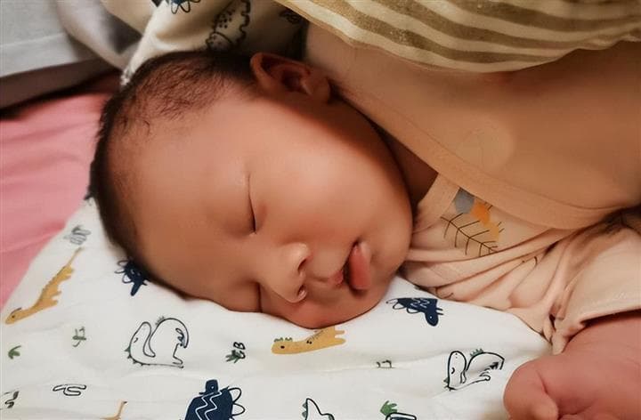 宝宝睡觉一直摇头怎么办？专家解析原因与解决方案