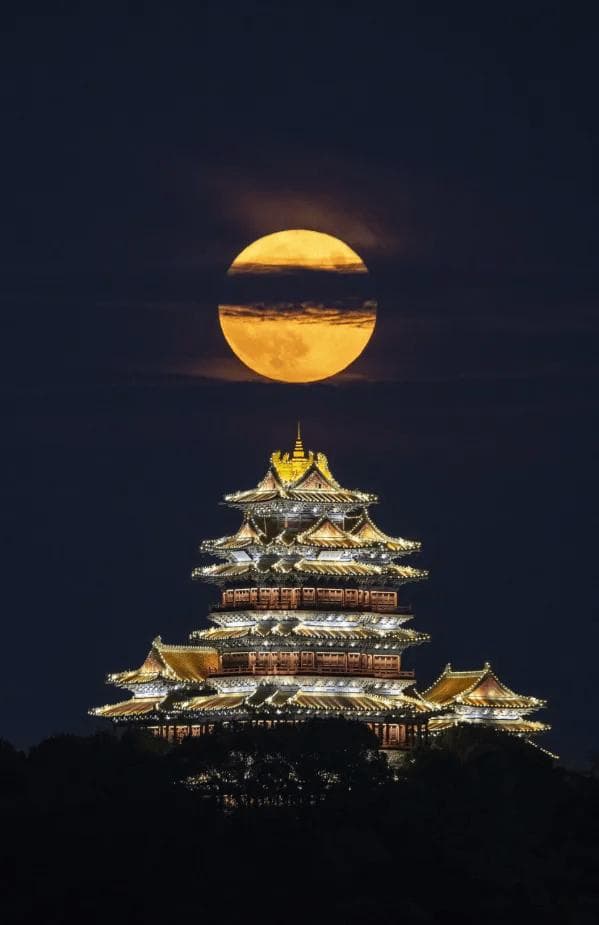 趣摄日月，地景与天象和谐同框