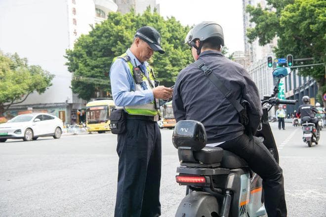 除了戴头盔，电动车、三四轮车合法上路条件明确，“3大件”缺一不可
