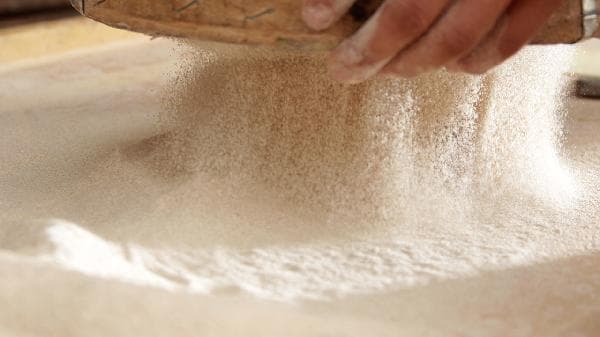 面粉分为高筋、中筋、低筋，虽然只有一字之差，但是用法完全不同
