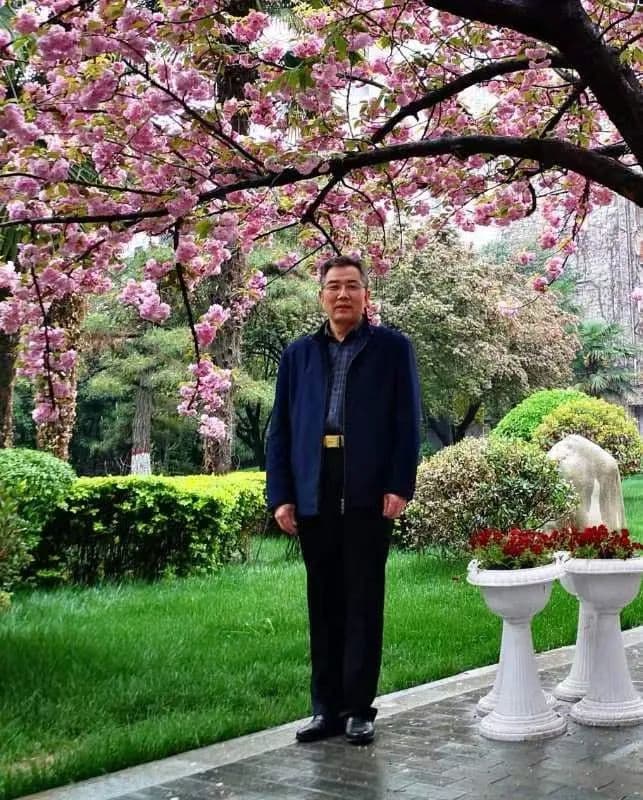 这首诗是诗人特殊情结下的书写，张正乾《七绝•伊犁情思》赏析