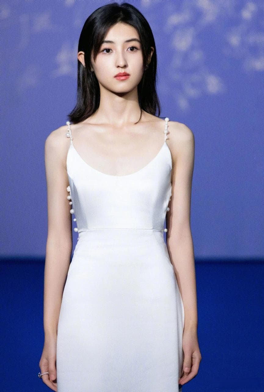 00后女演员崛起：张子枫领衔，谁会是下一个票房女王？