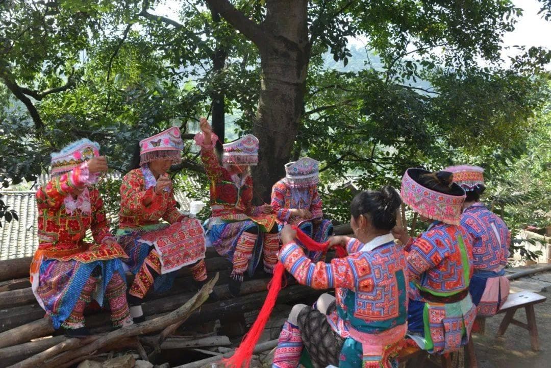 【打卡华宁】苗族服饰：五彩斑斓的民族瑰宝