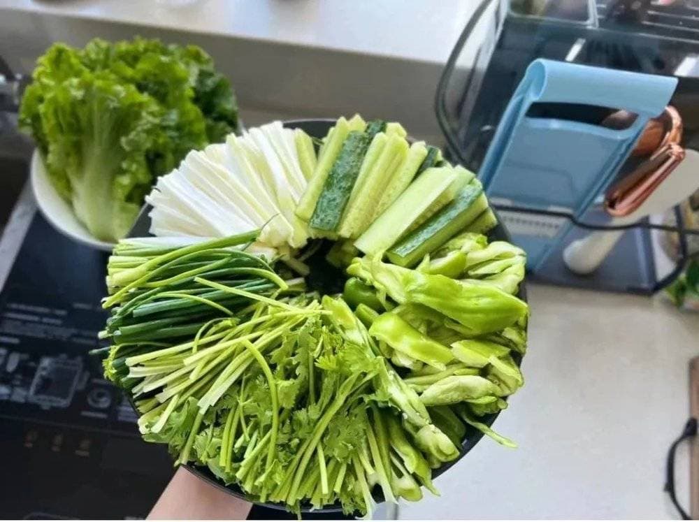 不想吃轻食的打工人，迷上了东北蘸酱菜