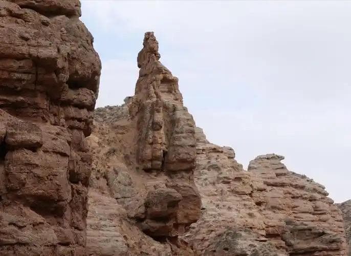 张掖平山湖大峡谷：丹崖地貌展现地质变迁