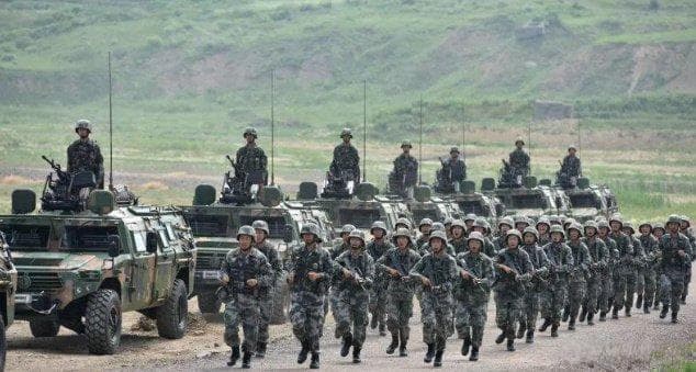 中美中型装甲合成旅装备与战术理念分析，揭示两国军事力量
