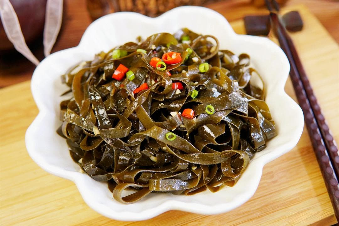 海带别凉拌了！教你一种家常新吃法，三两下端上桌，酸辣爽口开胃