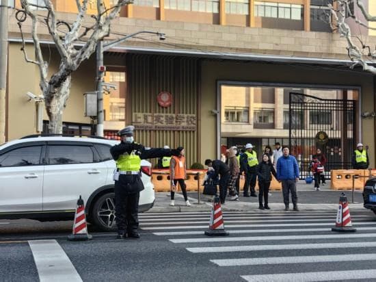 AI助力送学交通管理、推出共享头盔，上海公安4万余名安保力量守护校园平安