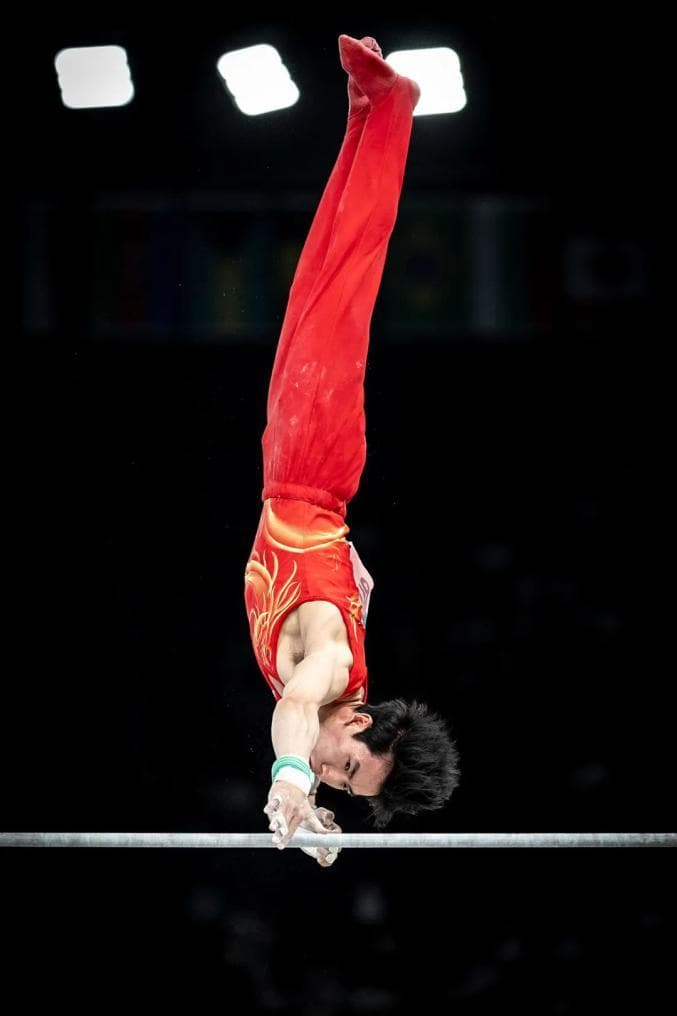 单杠失误葬送优势，中国体操男团巴黎奥运获银