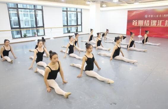 舞蹈劈叉基本功入门训练方法
