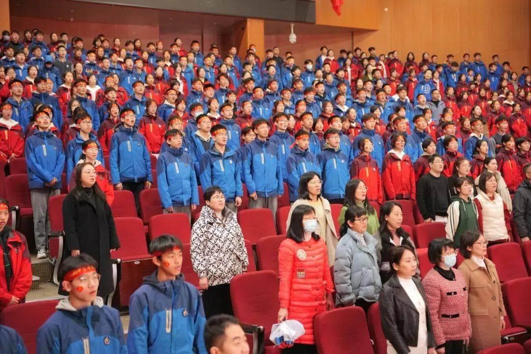 家国情怀燃希望，未来担当铸辉煌——某校九年级百日誓师大会