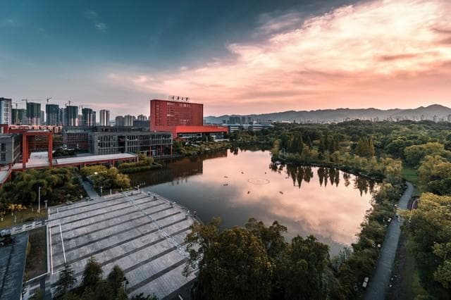清华大学：百年学府，卓越之路