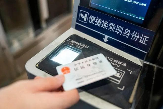 北京西站新增便捷换乘设备，东西通廊均可换乘！
