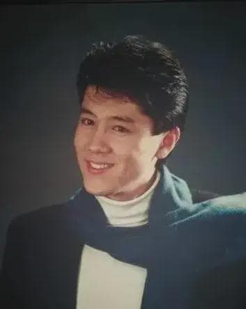 56岁蔡国庆：父子三人共用一张脸，妻子身家过亿，风光背后有心酸
