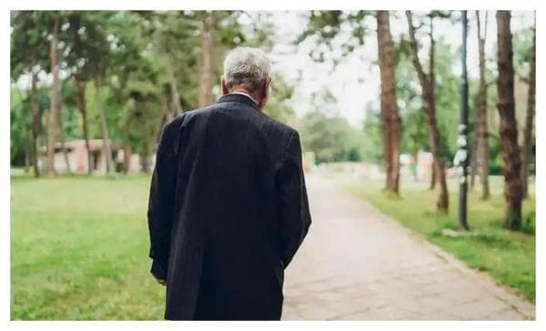 医生发现：老人若坚持长时间散步，用不了多久，身体或有4大改善