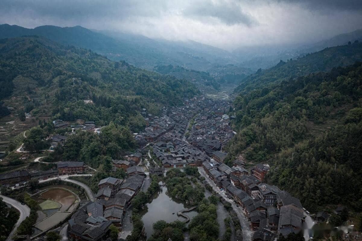 玩转黔东南：从西江苗寨到镇远古镇，吃住行游全攻略