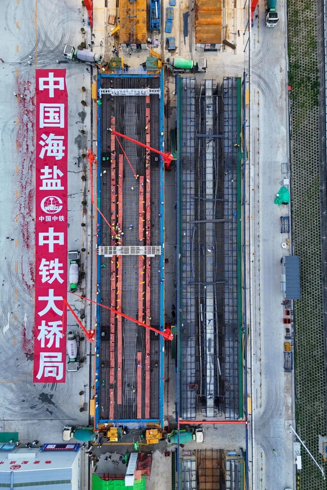 “世界梁王”！杭州湾跨海铁路桥首榀80米跨度预制箱梁浇筑